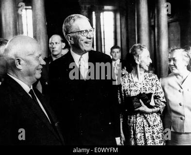 Nikita Khrushchev trifft König Gustaf Adolf im königlichen Palast Stockfoto