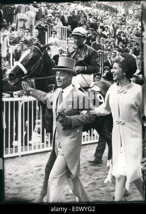 28. Juni 1964 - Guy Baron & Baronin Rothschild & ihre Rennpferd & jockey Stockfoto