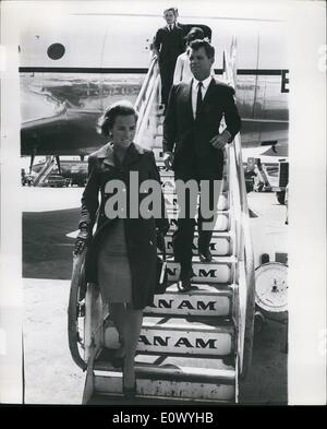 7. Juli 1964 - Robert Kennedy kommt in London - sagt, er kann Leben in Großbritannien.: Herr Robert Kennedy zum United States Attorney General in London am Flughafen ist gestern angekommen wenn auf den Weg nach Hause mit seiner Frau nach seinem Besuch in Westdeutschland. Herr Kennedy sagte, dass er in England zu leben, wenn er arbeitslos, nach den Präsidentschaftswahlen November ist kommen kann. Spricht über seine Zukunft - Mr Kennedy sagte ich weiß einfach nicht, was meine Pläne werden. Foto zeigt Robert Kennedy und seine Frau lassen ihre Flugzeuge am Flughafen London gestern. Stockfoto