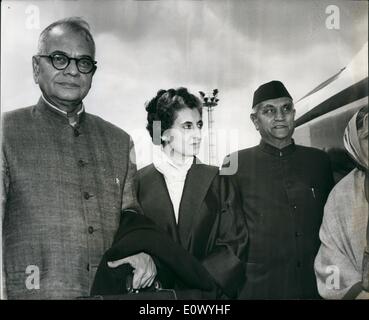 7. Juli 1964 - Mrs.Gandhi kommt hier für die Commonwealth-Premierminister-Konferenz: Frau Indira Gandhi, Tochter des verstorbenen Mr.Nehru und Finanzminister Mr.T.krishnamachari, vertreten Indiens Premierminister Mr.shastri, bei der Commonwealth-Premierminister-Konferenz in London morgen am Flughafen London mit dem Flugzeug ist heute angekommen. Foto zeigt Frau Indira Gandhi und Finanzminister Mr.T.Krishnamachari bei ihrer Ankunft am Flughafen London heute abgebildet. Stockfoto