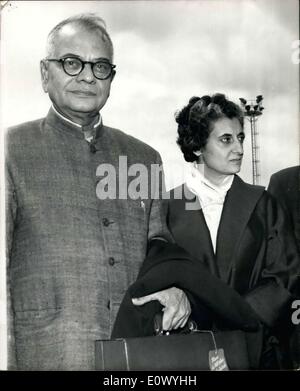 7. Juli 1964 - kommt Mrs Gandhi hier für die Commonwealth-Premierminister Konferenz Frau Indira Gandhi, Tochter des verstorbenen Herr Nehru und Finanzminister Herr T. Krishnamachari, Indiens Premierminister, Herr Shastri, bei der Commonwealth-Premierminister-Konferenz in London morgen vertreten wird am Flughafen London mit dem Flugzeug ist heute angekommen. Foto zeigt:-Frau Indira Gandhi und Finanzminister Herr T. Krishnamachari abgebildet bei ihrer Ankunft am Flughafen London heute. Stockfoto