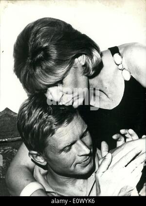 29. August 1964 - hier sind Melina Mercouri und Hardy Krüger in einer Szene aus Juan Antonio Bardems Film '' The hemmungslos. Stockfoto