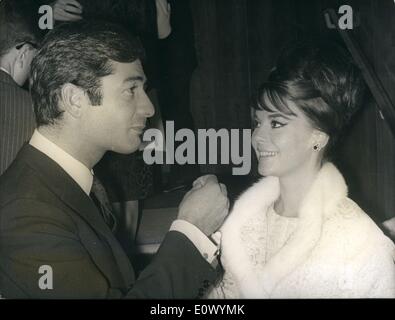 Sept. 09, 1964 - Natalie und Jean-Claude haben einen Chat: Foto zeigt amerikanische Schauspielerin Natalie Wood und französischen Schauspieler Jean Claude Brialy unterhalten Sie sich bei der Premiere des Films "Chasse A l ' Homme '' im Gaumont Theatre Paris letzte Nacht. Stockfoto