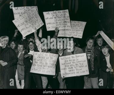 Sept. 09, 1964 - "The Beatles" Return - A Million Dollars herzlich willkommen: Hunderte von kreischenden Teenagern gab einen tollen Empfang der Popgruppe "The Beatles" als sie gestern Abend nach der Tour der Vereinigten Staaten - zum Flughafen London zurück in dem sie £350.000 verdient. Ein Dach Top Kampf brach aus, als Jugendliche stürmten die Geländer und anderen Aussichtspunkten, einen Blick auf ihre Idole - Polizei Warnungen zu ignorieren. Viele junge Ters musste erste-Hilfe-Behandlung haben. Foto zeigt Jugendliche mit ihren Plakaten '' Willkommen Zuhause '' für '' The Beatles'' am Flughafen London letzte Nacht. Stockfoto