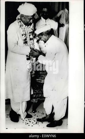 Sept. 09, 1964 - der indische Präsident erhält Grüße an seinem 76. Geburtstag; Foto zeigt Dr. Radakrishnan, der indische Präsident seinen 76. Geburtstag am Samstag, 5. September feierte, erhält Glückwünsche von Ministerpräsident Herr Lal Behadur Shastri, in Rashtrapati Bhavan, Neu-Delhi. Stockfoto