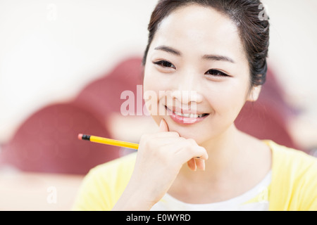 eine Frau studiert in der Klasse Stockfoto