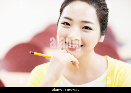 eine Frau studiert in der Klasse Stockfoto