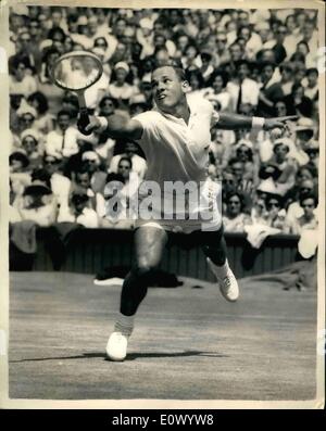 7. Juli 1964 - Wimbledon Meisterschaft - Männer Halbfinale. Chuck McKinley im Spiel. Foto zeigt Chuck McKinley (USA) im Spiel während seiner Halbfinalspiel mit Australiens Fredstolie (Australien) - in Wimbledon heute Nachmittag. Stockfoto