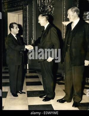 7. Juli 1964 - Eröffnung der Commonwealth Prime Minister Konferenz im Marlborough House. Foto zeigt: Mr Spyros Kyprianou, Minister für auswärtige Angelegenheiten der Republik Zypern ist bei der Ankunft von Sir Alec Douglas-Home und Mr Duncan Sandys begrüßt. Stockfoto