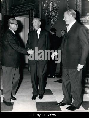 7. Juli 1964 - die Eröffnung der Commonwealth-Premierminister Konferenz in Marlborough House: Foto zeigt Tunku Abdul Rahman, Premierminister von Malaysia, wird bei der Ankunft von Sir Alec Douglas begrüßt. Zu Hause. Stockfoto