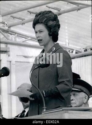 09. Sep. 1964 - die Königin eröffnet die neue 20-Millionen Forth Road Bridge bei South Queensferry: Tausende von Menschen jubelten, als die Königin in Begleitung von Prinz Philip in South Queensferry ankam, um die Forth Road Bridge zu öffnen, ein Wunder moderner Technik, das 20 Millionen kostete. Die Hunderte von Männern, die an dem gigantischen Bauwerk gearbeitet haben, versammelten sich auf der Kutschenfahrt mit ihren Frauen und Familien, um die Königin zu begrüßen. Die Fahrzeuge werden zwei Schilling und je sechs Pence aufgeladen, um die Brücke zu überqueren, die die erste Straßenverbindung direkt von Edinburgh über die Forth nach Fife bietet Stockfoto