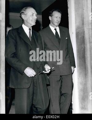 Sept. 09, 1964 - der Premierminister des südlichen Rhodesien Besuche Sir Alec Douglas-Home: Mr. Ian Smith, der Premierminister von Südrhodesien, rief heute an den britischen Premierminister Sir Alec Douglas-Home, Nr. 10 Downing Street. Er ist hier oben verhandeln für Unabhängigkeit - nicht, es zu verlangen. Foto zeigt Mr. Ian Smith wird von Sir Alec zur Tür von Nr. 10 Downing Street nach ihren Gesprächen Vormittag begleitet. Stockfoto