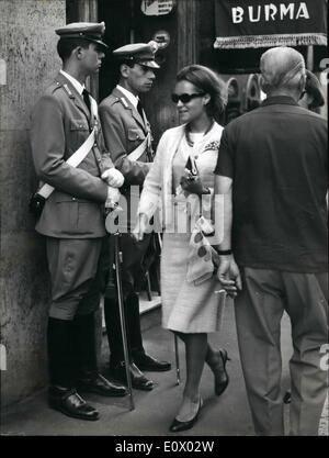 Sept. 09, 1964 - Rom, 11. September 1964 - Romy Schneider die deutsche Schauspielerin, bekannt für ihr Talent und ihre langen Verlobung mit dem französischen Schauspieler Alain Delon bereits glücklicher Ehemann einer jungen Journalistin in Rom gestern im Urlaub angekommen. Menschen sagen-sie will wieder die Stadt zu sehen wo sie so viele glückliche Tage mit Alain der '' unvergessenen '' Mann ihre sentimentale Lebens verbrachte. Foto zeigt: Romy Schneider mit einem Freund zu Fuß in die via Condotti. Stockfoto