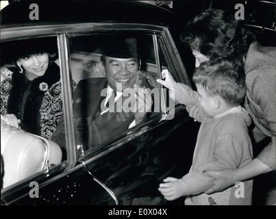 Sept. 09, 1964 - Rom 15, September 1964. Indonesiens Präsident Soekarno besuchte heute Abend, als Ehrengast, in ein privates Kino für die Show von dem Film '' The Woman of Straw''. die neuesten Gina Lollobrigida erschien, starring mit Sean Connery. Das Foto zeigt Sunarno & Lollobrigida. Stockfoto