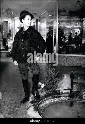 7. Juli 1964 - Fell-Fashion-Show in München. In einem der bekanntesten Fell nahm es Steliers von München Platz einer Fashion-Show am 9. Juli. Neben der wunderbaren Mäntel, Jacken, Umhänge usw. war es zu dieser extravagante Ensemble des persischen Lamm Haut sehen. Die Farbe der Jacke ist grün, die Hosen und dem Hut sind braun. Begleitet wird diese Kombination durch ein paar grüne wollene Strümpfe und '' bayerischen '' Schuhe in braun. Ein sehr schöner Anzug für junge Damen, die einen reichen Mann oder Vater, der Preis für die Kombination ist DM 2790 (ca. 50). Keystone Bild 11. Juli 1964 Stockfoto