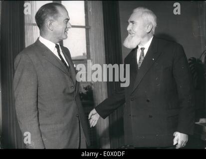 11. November 1964 - am 18. November kamen die US-Senator James William Fulbright München anlässlich eines Staatsbesuches in der Bundesrepublik Deutschland. Foto zeigt: James William Fulbright (links) und der Bayern-Minister für Landwirtschaft Dr. Alois Hundhammer während einer Einladung der bayerischen Regierung am 19. November. Stockfoto