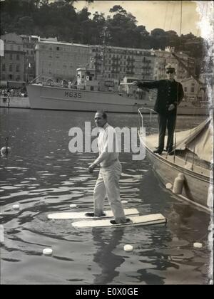 Sept. 09, 1964 - Spaziergänge am Wasser, zu vermeiden Staus ein Versicherung Mann aus Nizza, Frankreich, Pierre Constantin eine Art unsinkbar Ski verwendet, mit unter die alleinige Paddel gebaut in die Wohnung wenn man geht und durchhalten, wenn man aufhört zu Vermeidung von Bewegung nach hinten bekommen. OPS: - das Wandern Wasserski und ihren Erfinder ausgehend auf einer markierten aquatische Weg für Fußgänger, Polizist ihm Weg frei zu geben. Stockfoto