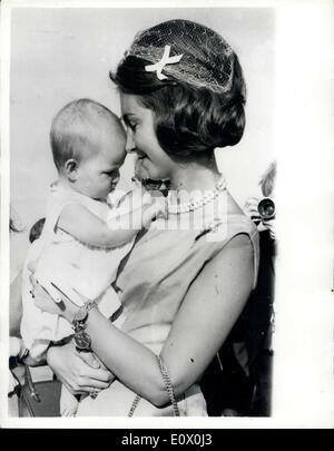 Sept. 18, 1964 - Prinzessin Sophia von Griechenland - komplett mit ihre kleine Tochter... Besuch in Athen für die Hochzeit ihres Bruders: Prinzessin Sophia von Griechenland - Frau des Don Carlos Sohn des Klägers auf den spanischen Thron - macht eine charmante Studie, da sie einen festen Halt auf ihre kleine Tochter - Elena Maria Isabel Dominica De Silos De Bourbon in Athen - wo sie sich aufhält, mit den Mitgliedern ihrer Familie hält an der heutigen Hochzeit in der griechischen Hauptstadt - ihres Bruders König Constantine, Prinzessin Anna-Maria von Dänemark. Stockfoto