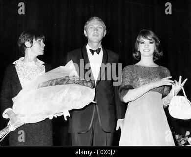 Natalie Wood mit Steve McQueen und seine Frau Ali McGraw bei einer Filmpremiere Stockfoto