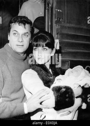 Tony Curtis seine Frau Christine Kaufmann und ihre Tochter kommen in Paris Stockfoto