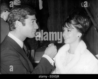 Schauspielerin Natalie Wood mit dem Schauspieler Jean-Claude Brialy Stockfoto