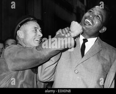 Boxer "Sugar" Ray Robinson Scherze mit einem Ventilator Stockfoto