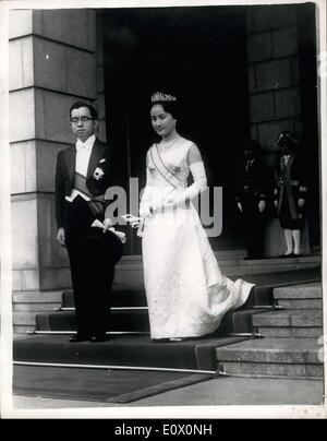 2. Oktober 1964 - heiratet Prinz Yoshi seine bürgerliche Braut. Hochzeit im Imperial Palace - Tokyo.: die Ehe fand statt in der Hofburg, am Mittwoch von Prinz Yoshi Dritter in Linie hintereinander auf den kaiserlichen Thron von Japan - Tokyo, bürgerliche - Miss Hanako Tsugaru 24 jährige Tochter eines ehemaligen Grafen. Die Prinzen - 28 ist - ist der zweite Sohn von Kaiser Hirohito. Foto zeigt die Braut und der Bräutigam verlassen die Hofburg nach ihrer Hochzeit. Die Braut trägt die First Class-Reihenfolge der Heiligen Krone, auf ihr vom Kaiser verliehen. Stockfoto