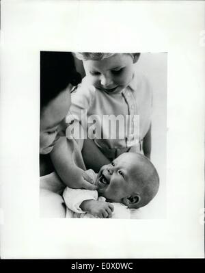 11. November 1964 - Prinzessin Margaret und Tochter Lady Sarah Armstrong-Jones und ihr älterer Bruder David Viscount Linley. Stockfoto