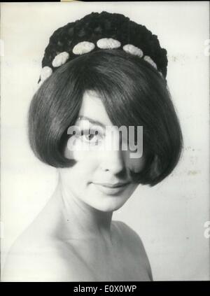 11. November 1964 - spätestens im Frisuren. Foto zeigt, dass Paris Modell Veronique Zubert präsentiert eine neue Balkons entworfene Paris Haar Stockfoto