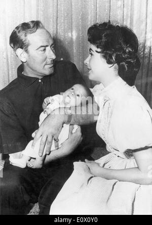 Elizabeth Taylor und Michael Wilding hielt ihren neugeborenen Sohn Stockfoto