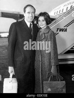 Audrey Hepburn und Mel Ferrer im Leerlauf wild Flughafen Stockfoto