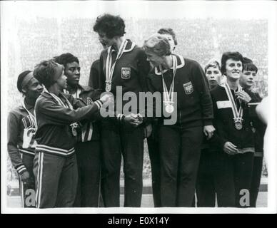 10. Oktober 1964 - Olympische Spiele in Tokio. U.S. gewinnen die Frauen 4 x 100-Meter-Staffel. Foto zeigt die Gewinner von den Frauen 4 x 100 Meter Staffel Finale, gratulieren einander nach der Präsentation der Medaillen auf dem Siegertreppchen. Im Zentrum ist das Siegerteam der Vereinigten Staaten. Auf Links ist das polnische Team, Zweitens waren und rechts das britische Team, die dritte wurden. Stockfoto