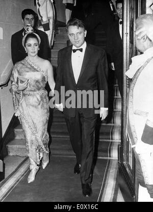 Schauspielerin Elizabeth Taylor bei einer Veranstaltung mit dem Ehemann Schauspieler Richard Burton Stockfoto