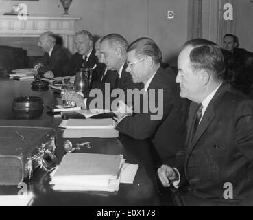10. Dezember 1964 - Washington, District Of Columbia, USA - LYNDON BAINES JOHNSON (27. August 1908 - 22. Januar 1973) oft als LBJ bezeichnet, war der 36. Präsident der USA (1963-1969) nach seinem Dienst als 37. Vizepräsident der USA (1961-1963). Bild: Mit PM HAROLD WILSON Stockfoto