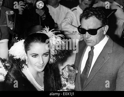 Schauspielerin Elizabeth Taylor auf einer Party mit ihrem Ehemann Richard Burton Stockfoto