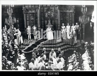 3. November 1964 - die Zustand-Öffnung des Parlaments. Königin liest ihrer Rede: heute H.M Queen feierlich eröffnet das neue Parlament, lesen die Eröffnungsrede vom Thron im House Of Lords. Foto Gesamtansicht zeigt, wie HM The Queen sitzt auf dem Thron - liest ihre Rede - in das House Of Lords heute Morgen. Stockfoto