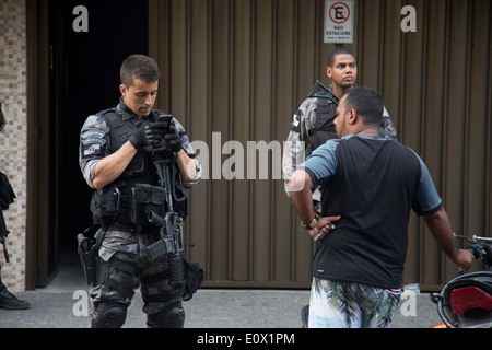 Die Canine Operations Unit (BAC) von Rio De Janeiro Polizei stoppen und Suche Operationen in Mare favela Stockfoto