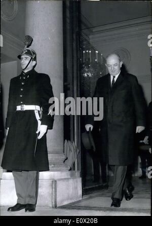 14. Dezember 1964 - wurde von Staatspräsident de Gaulle Mr. Dean Rusk, Minister für auswärtige Angelegenheiten für die USA, im Elysée-Palast empfangen. Zwieback ist der Palast nach der Sitzung verließ abgebildet. Stockfoto