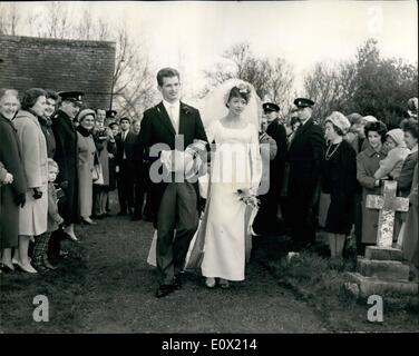 19. Dezember 1964 - 19, 12, 64, OLYMPIC GOLD MEDALLIST ANN PACKER heiratet olympisches Silber MEDALLIST BOBBIE BRIGHTWELLL es gab viel Aufregung in dem kleinen Dorf Moulaford, Berkshire, heute bei Olympia Goldmedaillengewinner ANN PACKER mit Olympia-Silbermedaillengewinner ROBBIE BRIGETWELL im Dorf Ohureh des Heiligen Johannes des Täufers verheiratet war. Anderen Olympia-Medaille-Inhaber waren bei der Weddizg anwesend. Foto-Schuhe den glücklich Aouple Weg von der Kirche nach ihrer Hochzeit heute, Stockfoto