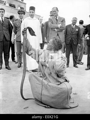 Prinz Philip Uhren einen Schlangenbeschwörer in Marokko Stockfoto