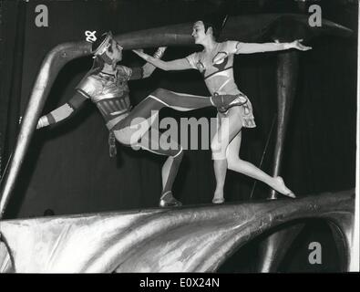 11. November 1964 - champs Swedish Ballet in Paris durchführen, die das berühmte schwedische Ballett der Oper Stockholm wird bei Durchführung Elysee Theater, Paris. Foto zeigt Richard Wolf und Viveka Ljung, zwei Sterne Tänzer von der schwedischen Ballett im Bild während einer Generalprobe am Champs-Theater. Stockfoto