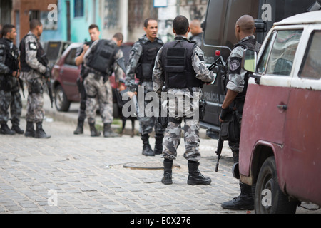 Die Canine Operations Unit (BAC) von Rio De Janeiro Polizei stoppen und Suche Operationen in Mare favela Stockfoto