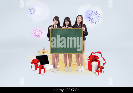 Studierende, die eine Tafel mit einem Textfreiraum Stockfoto