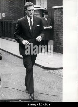 1. Januar 1965 - Sir Winston erholsamen aber schwächer. ein weiterer Besuch von seinem Enkel. Foto zeigt: Junge Winston, Sohn von Randolph Churchill, und Sir Winston Enkel, gesehen am Hyde Park Gate kommen heute. Stockfoto