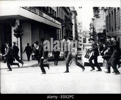 27. Februar 1965 - 500 griechischen Taxifahrer, begleitet von ihren Frauen, stießen mit der Polizei bei Demonstrationen vor dem Parlament Gebäude in Athen. Der Treiber Againsy Ministerpräsident Herr Papandreou zu protestieren. sollte, die sich geweigert hat, die Lizenzen für Taxifahrer zu ermöglichen, da die vorhandenen Zahlen viel größer als es ist. Sechzehn Polizist und 15 von den Demonstranten Wrer verletzt und 24 Iothers wurden verhaftet. Foto zeigt griechischen Polizisten mit Schlagstöcken Drwan jagen einige der Demonstranten während der Auseinandersetzung außerhalb des Parlamentsgebäudes in Athen. Stockfoto