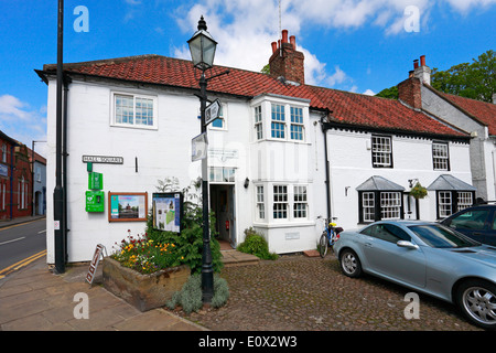 AED durch die Tourist Information Centre, Boroughbridge, North Yorkshire, England, UK. Stockfoto