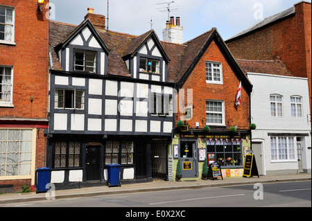 Schwarz / weiß Fachwerk Tudor-Gebäude in der Church Street in Tewkesbury, Gloucestershire, England Stockfoto