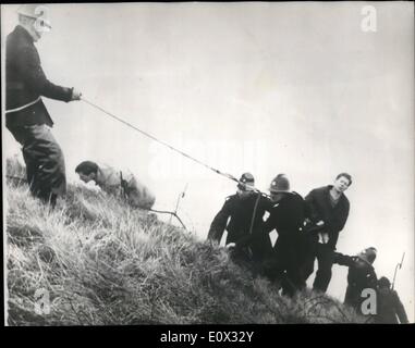 1. Januar 1965 - Runaway Borstal Boy gefangen im Clift Drama nach Drohung, 400-Füße springen: ein Kampf auf eine Felswand zu Ende Stockfoto