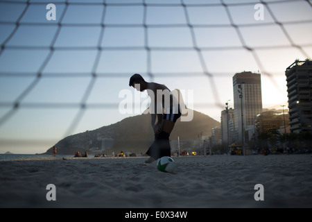 Ein Fußballer umziehen am Strand von Ipanema in Rio De Janeiro, Brasilien Stockfoto