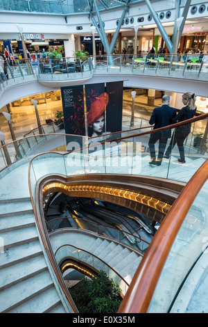 Innere des Burjuman Shopping Mall in Dubai Vereinigte Arabische Emirate Stockfoto